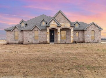 1 STORY, 4 BEDROOM, 2 BATHROOMS, STUDY, 2 CAR GARAGE, BRAND NEW SINGLE FAMILY HOME FOR SALE ON 1 ACRE, 7428 STONEHENGE DRIVE, SANGER, TEXAS 76266